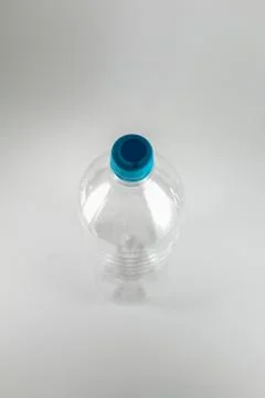 Top view of a empty  bottle of a liter and a half of mineral water with  sea  Foto stock