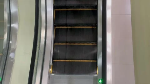 Top view of an empty moving escalator inside the building 库存影片 334949317
