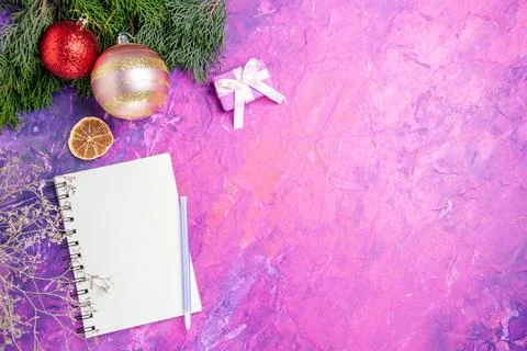 Top view empty open notepad with toys on light-pink background photo xmas s.. Fotos Stock