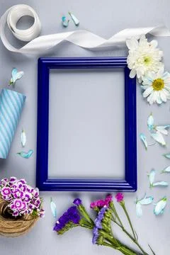 Top view of an empty picture frame with purple and pink color statice flowe.. Stock Photos