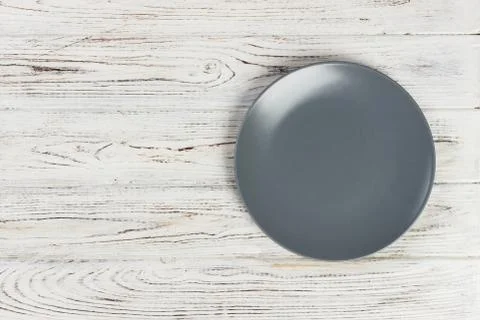 Top view empty round plate on white rustic wooden table with copy space Foto stock