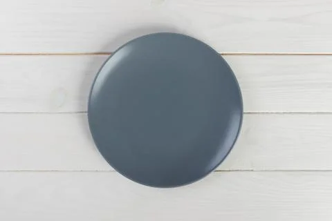 Top view empty round plate on white rustic wooden table Foto stock