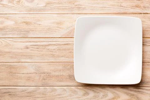 Top view of empty square plate on wooden background. Empty space for your des Foto stock