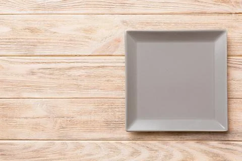 Top view of empty square plate on wooden background. Empty space for your des Foto stock
