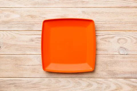 Top view of empty square plate on wooden background. Empty space for your des Foto stock