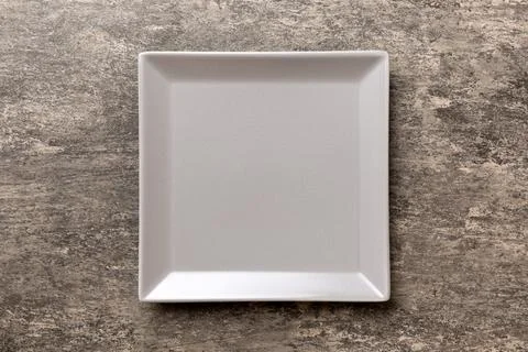 Top view of empty square plate on cement background. Empty space for your des Foto stock