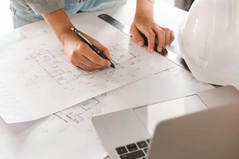 Top view of Engineer or architect holding pen with drawings in construction Foto stock