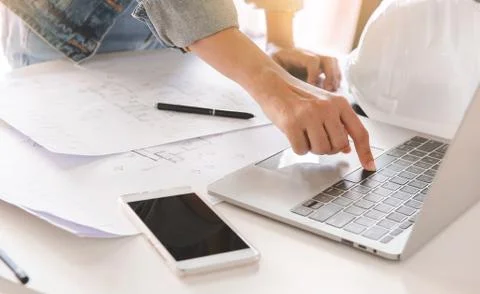Top-View of engineers or architect using laptop to planning project schedule. Foto stock