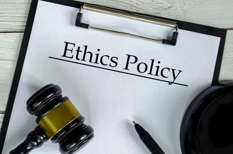 Top view of Ethics Policy text on white paper clipboard with gavel 스톡 사진