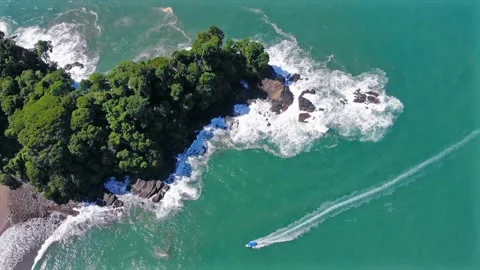 Top view of excursion boat sailing around paradise cove in turquoise water Video stock 154338652