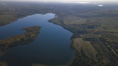 Top view of fall forest and lake. Autumn sunny evening over a forest lake. Foto stock