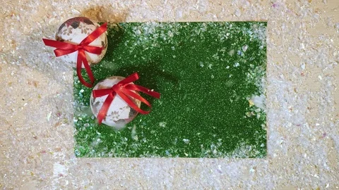 Top view of falling snow on the green background whith christmas balls Video stock 83002991