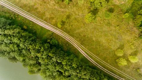 Top view of the field road is parallel to the river. Foto stock