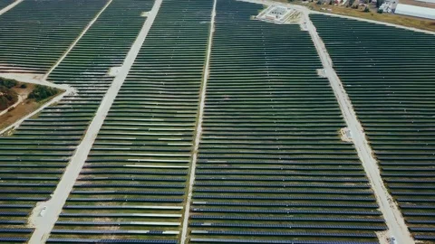 Top view of field of solar panels Vídeos de archivo 129621581