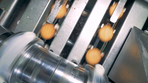 Top view of filling being put down on cookies by a factory machine Stock Footage 85925155