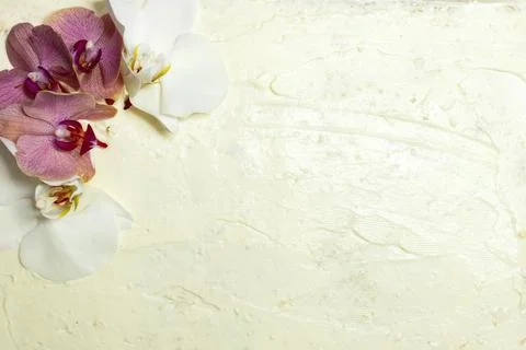 Top view of a flat cake, decorated with orchid flowers. Foto stock