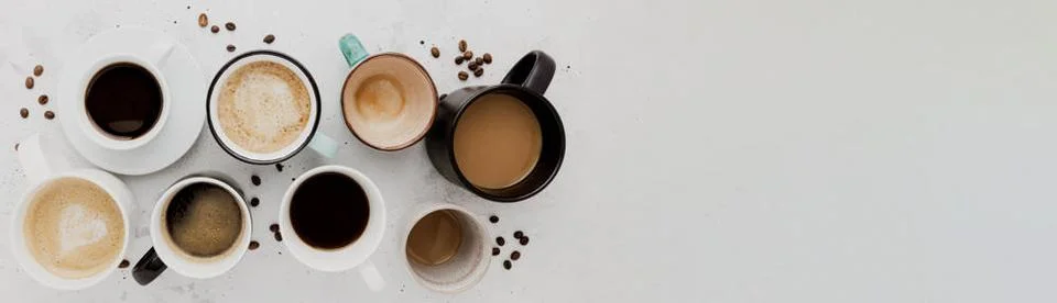  Top view on flat lay with many different full and empty coffee cups on co... Stock-Fotos