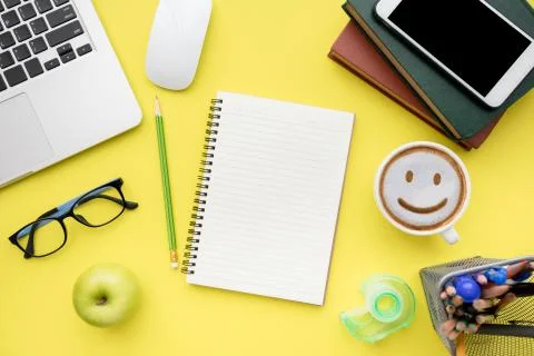 Top view, flat lay of Modern yellow office desk table with laptop Foto stock