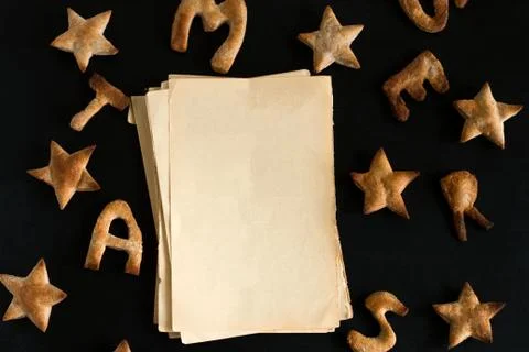 Top view flat lay pattern of ginger cookies shaped like stars and letters mer Stock Photos