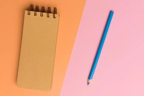 Top view flat lay picture with blank notepad page on colored surface Stock-Fotos