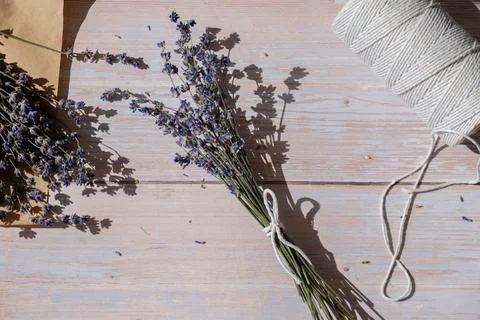 Top view flat lay of process making bouquets of dried lavender flowers. Cotton Foto stock