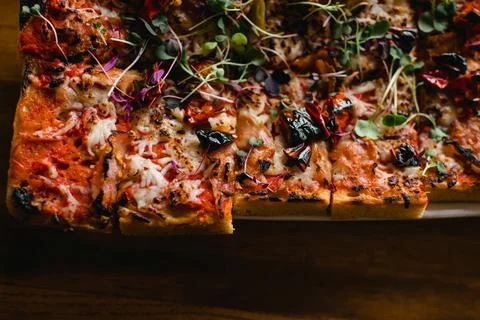 Top view of flatbread pizza with roasted peppers and sprouts Foto stock