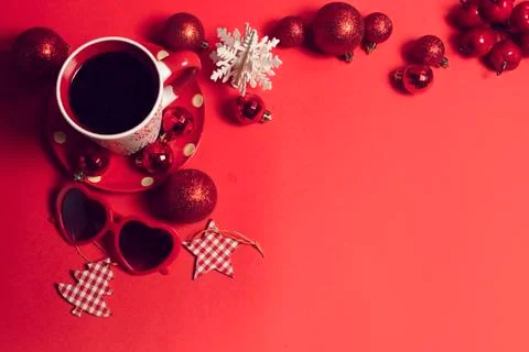 Top view flatlay coffee cup mug and luxury season greeting merry christmas pr Foto stock