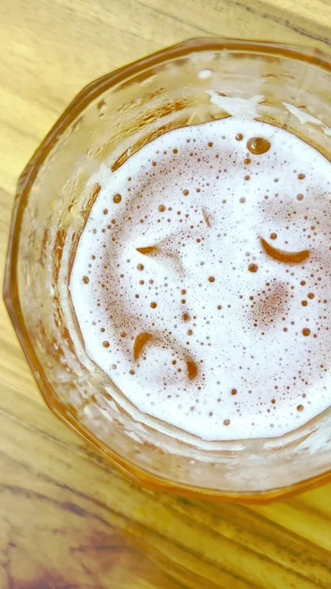 Top view of foamy iced drink on wood Vídeo Stock 335431056