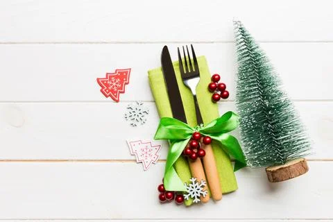 Top view of fork and knife tied up with ribbon on napkin on wooden backgrou.. Stock Photos