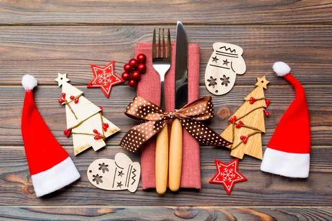 Top view of fork and knife tied up with ribbon on napkin on wooden backgrou.. Stock Photos