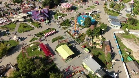 Top view forward drone sweep across amusement park Vidéo 322529161