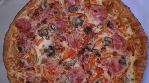 Top view of fresh baked pizza with tomatoes Video stock 148999900