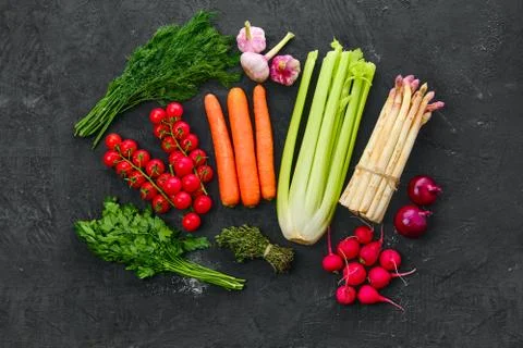 Top view of fresh raw vegetables on black background Foto stock