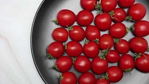 Top View Of Fresh Red Cherry Tomatoes On A Black Plate. Panning Dolly Slider Sho Vídeos de archivo 150823640