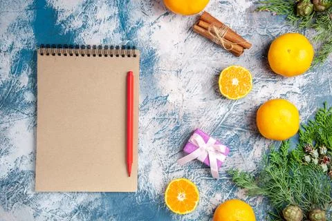 Top view fresh tangerines with notepad on light-blue background juice citru.. Fotos Stock