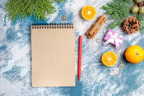 Top view fresh tangerines with notepad and presents on blue background colo.. Fotos Stock