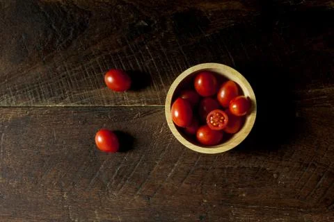 Top view fresh tomato slice and bowl on wood background. Stock-Fotos