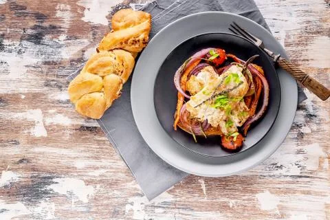 Top view fried cod with vegetables on a gray plate. Healthy and delicious sea Foto stock