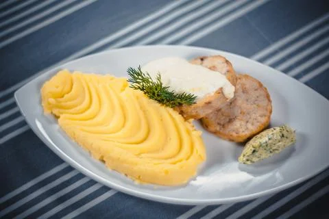 Top view of fried cutlet with mashed potatoes with cream sauce on a white plate Stock-Fotos