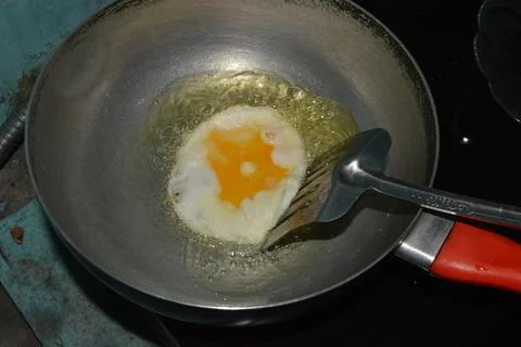 Top view fried egg in pan with oil texture Foto stock
