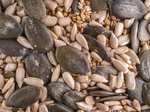 Top view full frame macro photography of mixed natural seeds and kernels Foto stock