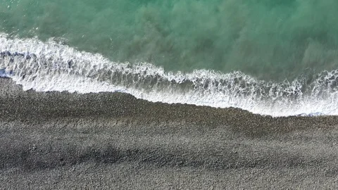 Top View of the Giant Waves, Foaming and Splashing in the Ocean, Sunny Day, Vidéo 102270106