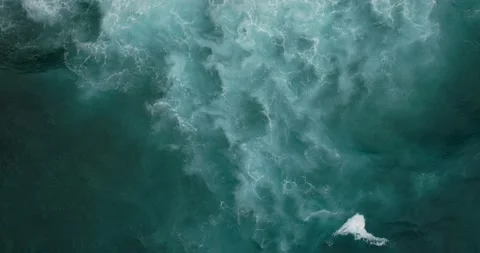 Top View of the Giant Waves, Foaming and Splashing in the Ocean, Indonesia, Bali 库存影片 236181826