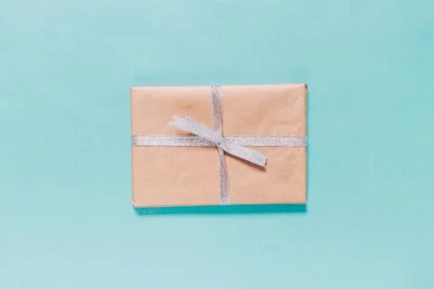 Top view of gift in box with silver ribbon 库存照片