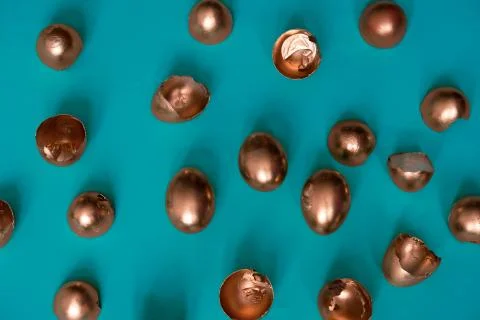Top view golden easter eggs and egg shells on a blue background Foto stock