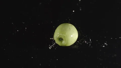 TOP VIEW: Green Apple falls in a water, splashing - Slow motion Vídeo Stock 115319036