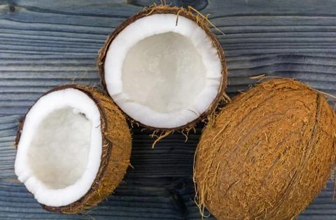 Top view of Half cut coconut on a rustic wooden table Foto stock