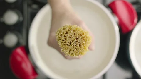 Top View Hand Dropping Dry Spaghetti into Pot of Boiling Water 4K Vídeos de archivo 347364109