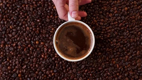 Top view of hand take cup of coffee on coffee beans. Stock-Footage 127420997