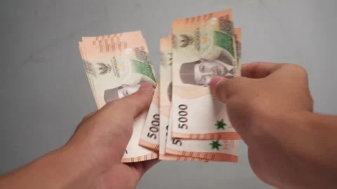 Top view of hands counting money Indonesian rupiah 库存影片 276519438